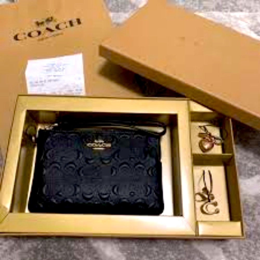 NWT Coach Gift Boxed Signature Leather Zip Wristlet  Includes removable charm